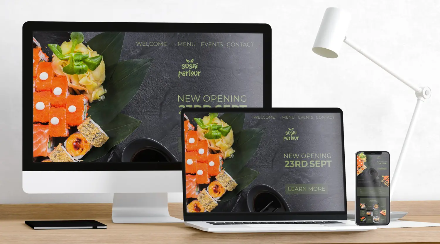Artisan consultant son site web sur un ordinateur portable.
