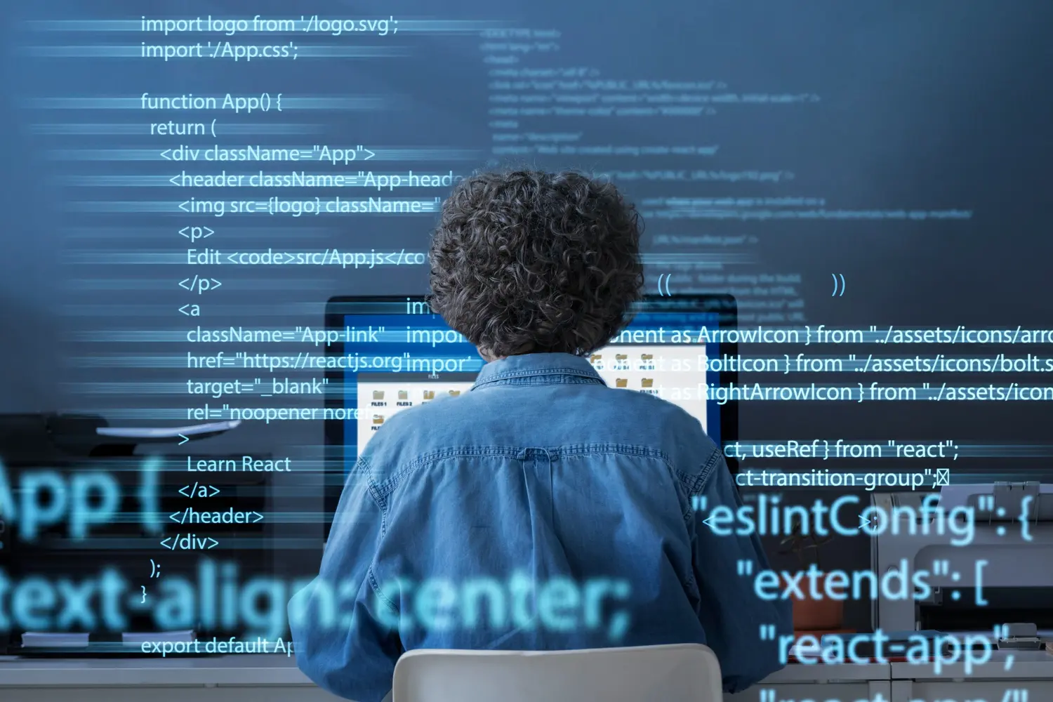 Écran affichant du code et un site web finalisé.